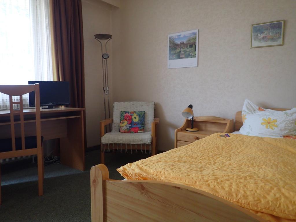 Haus Charlotte Hotel Бад Нендорф Стая снимка